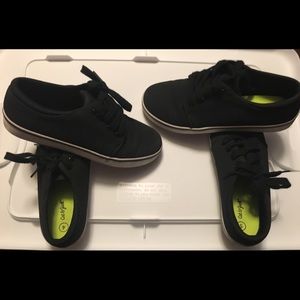 Cat & Jack EUC- Boys Sneakers Black-sizes 4 & 5
